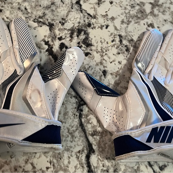 Nike Football gloves- white and navy blue - Picture 8 of 9